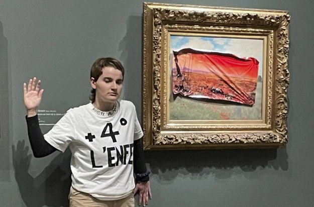 Климатическая активистка повредила картину Моне в музее Парижа.