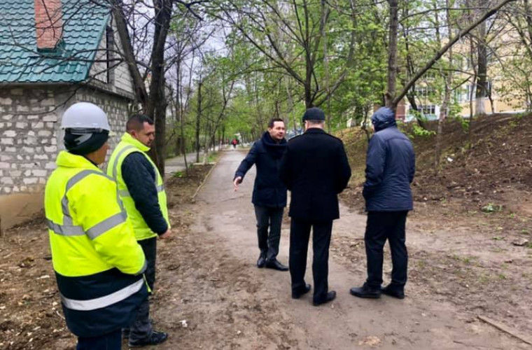 Кодряну пригласил руководство «Apă-Canal» на прогулку по грязи.