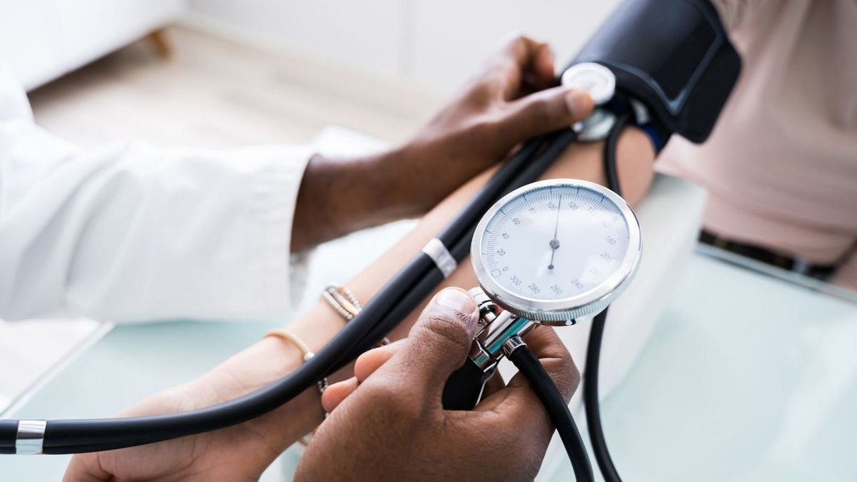 Expunerea la „substanțe chimice veșnice” până la naștere crește riscul de hipertensiune arterială la adolescenți.
