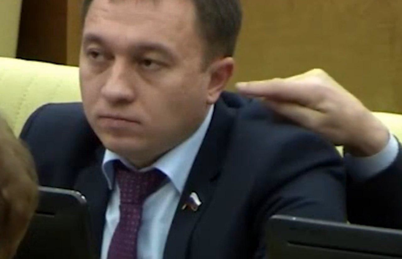 Один из депутатов, чья личность нам пока не известна, засунул палец в ухо своему коллеге Олегу Быкову.