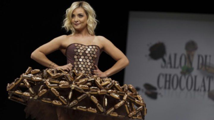 Modă dulce la Paris: Vedetele au defilat în ţinute din ciocolată