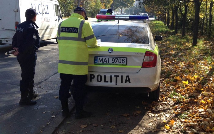În urma stopării şi verificării mijloacelor de transport au fost depistaţi 67 de conducători auto, suspectaţi că ar fi întrebuinţat băuturi alcoolice, înainte de a urca la volan.
