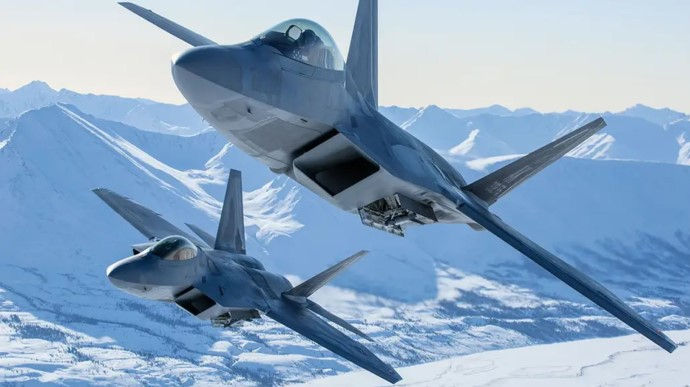 Истребители США перехватили российские военные самолеты близ Аляски.