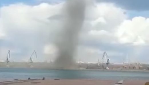В Южном под Одессой заметили смерч.