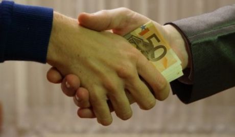 Un avocat şi complicele acestuia sunt cercetaţi penal, fiind bănuiţi de trafic de influenţă.
