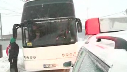 Un autocar cu 44 de moldoveni, dintre care 30 de copii, a rămas blocat în România din cauza viscolului.