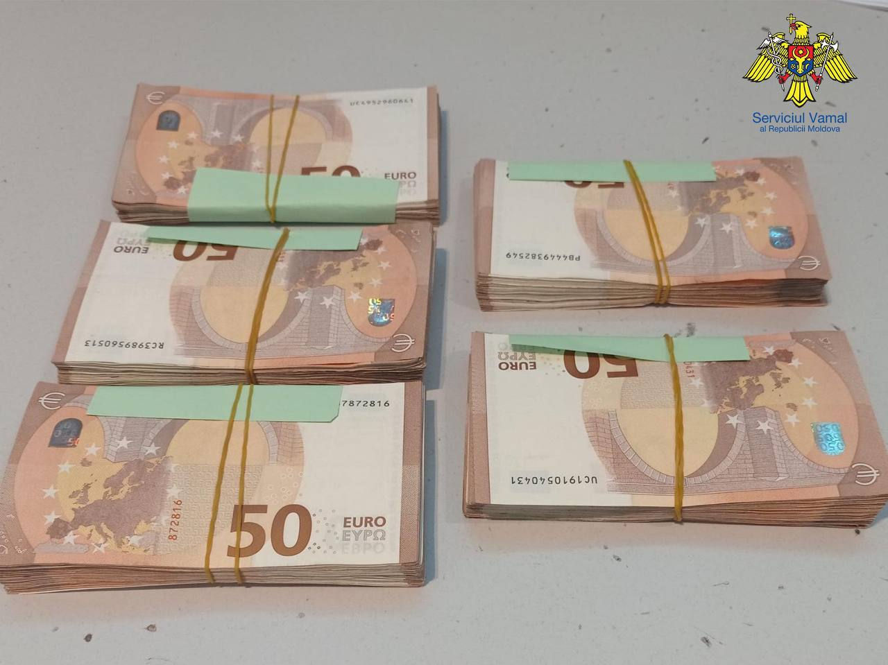 Двое граждан Молдовы пытались пересечь границу с незадекларированной валютой.
