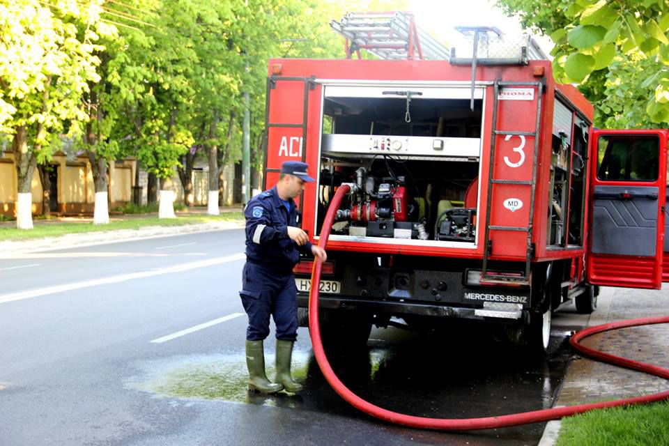 O locuință de pe strada Belinski din sectorul Buiucani al Capitalei a fost cuprinsă de flăcări. Foto: dse.md