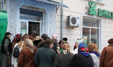 Potrivit lui Gurău, citat de Rosbalt, banca are nevoie urgentă de o capitalizare suplimentară de cel puţin 700 milioane lei, în caz contrar majoritatea deponenţilor îşi vor pierde economiile.