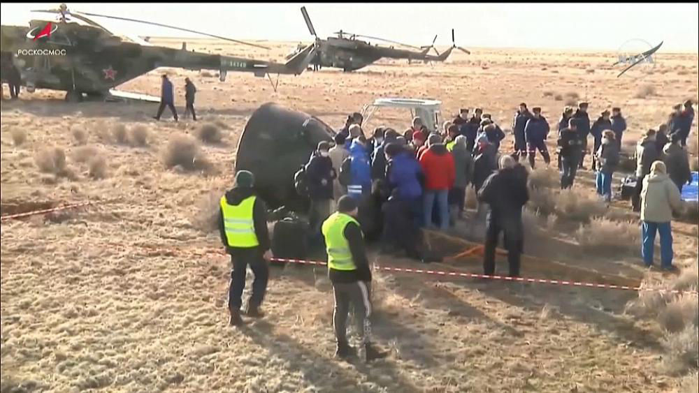 Астронавт и космонавты вернулись на Землю.