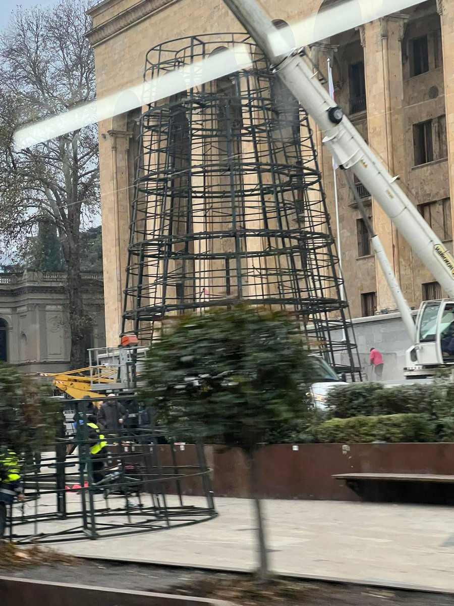 В Тбилиси в эпицентре массовых протестов власти устанавливают "елку".