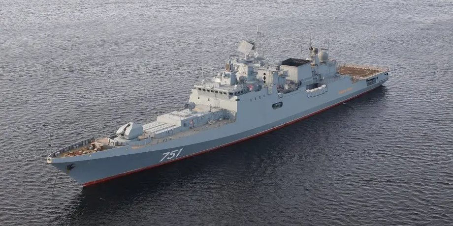 Российский военный корабль открыл предупредительный огонь рядом с яхтой в Ла-Манше.