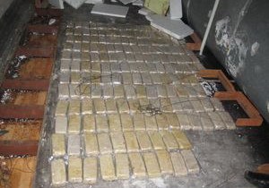 85 килограммов афганского героина обнаружили сотрудники Ошмянской таможни у гражданина Молдовы. 