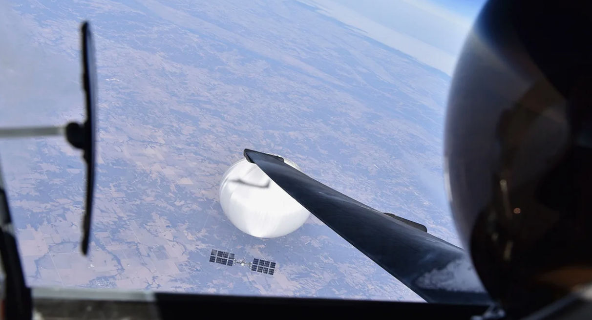 Военная авиация США перехватила аэростат неизвестного происхождения.
