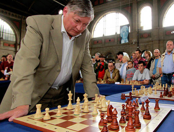 Anatoli Karpov, multiplu campion al URSS, Europei şi lumii la şah, mare maestru internaţional, vine în Moldova la invitaţia Federaţiei de Şah a Republicii Moldova, relatează Actualități.md.