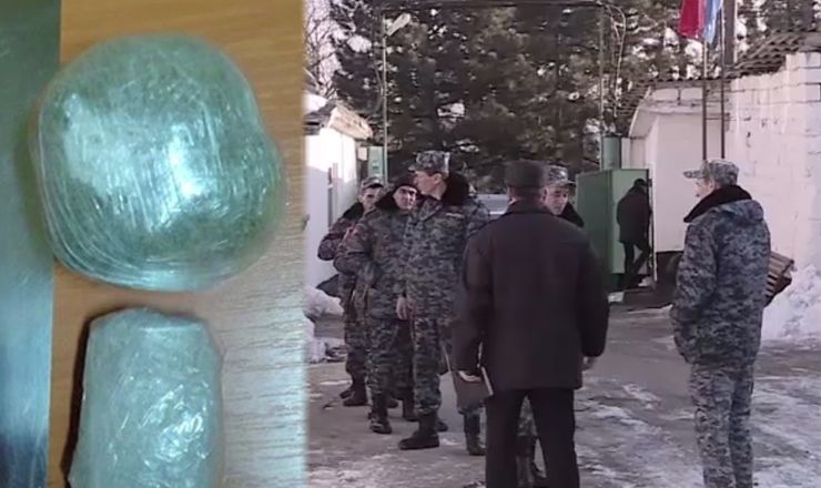 Это были два предмета обернутые лентой, а внутри "посылок" находилось вещество растительного происхождения, похожее на марихуану. 