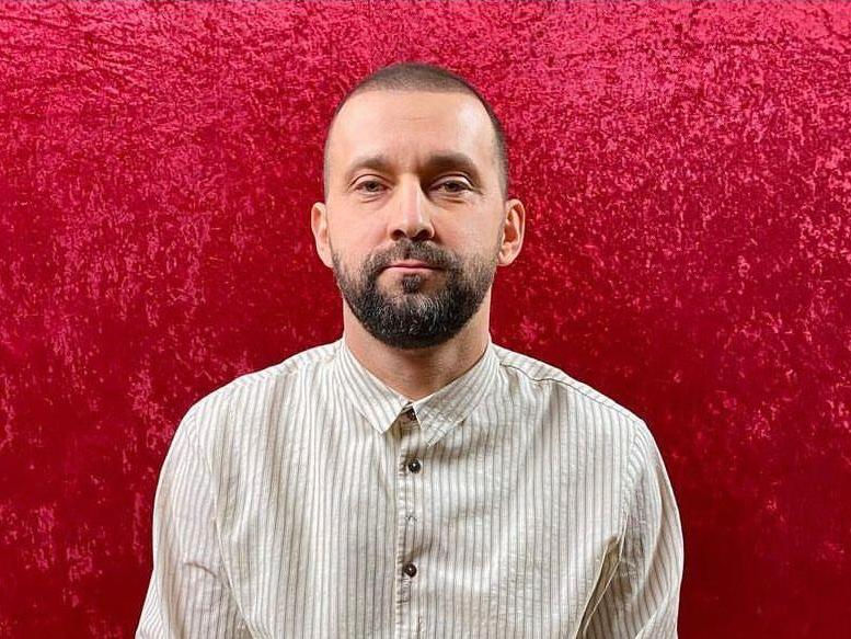 Cтендап-комик Руслан Белый рассказал о переезде в Испанию.