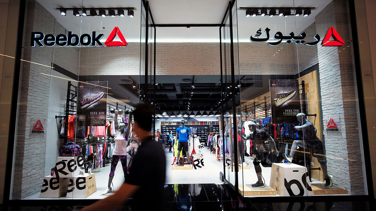 Adidas AG начинает продажу бренда Reebok.
