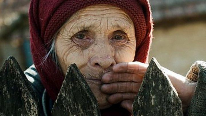 Un bărbat și-a aruncat soacra în vârstă de 90 de ani la gunoi.