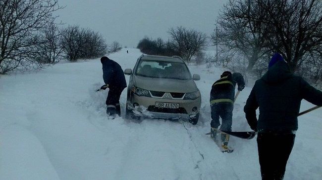 Спасатели напомнили водителям о мерах предосторожности при снегопаде.