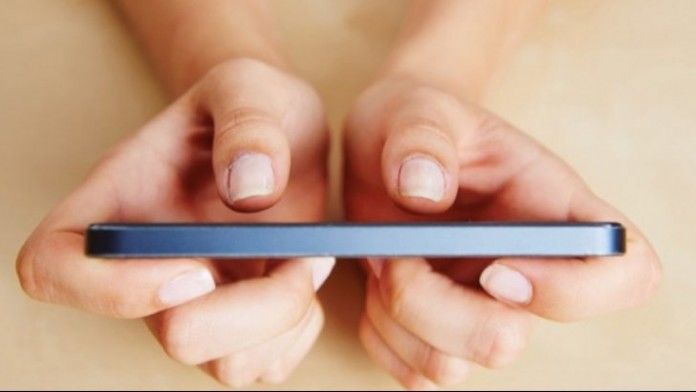În ciuda faptului că au fost proiectate astfel încât să încapă perfect în buzunar, specialiştii avetizează că telefoanele mobile ar trebui ţinute în geantă.