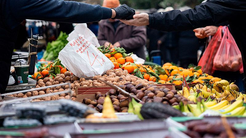 В Греции правительство готовит продуктовые ваучеры по 40 евро для 200 000 человек.