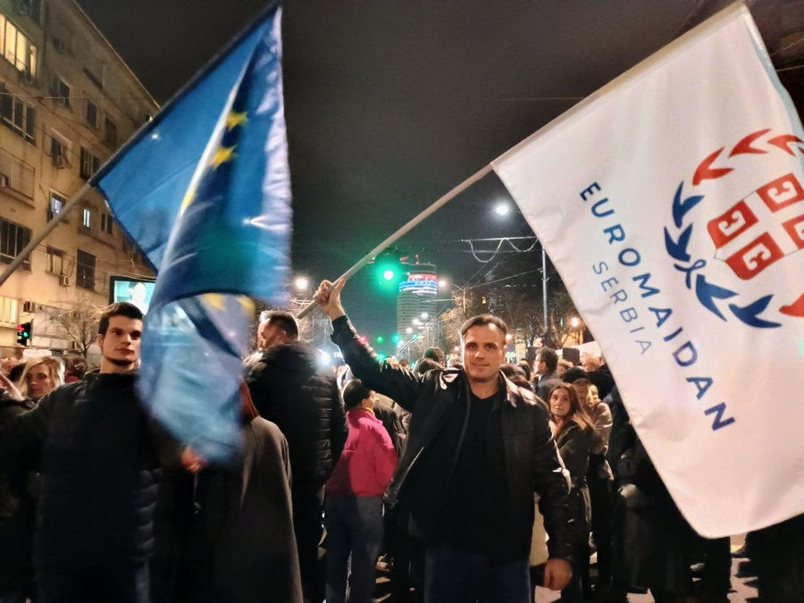 Сербские протестующие потроллили власть флагами "Евромайдан Сербия".