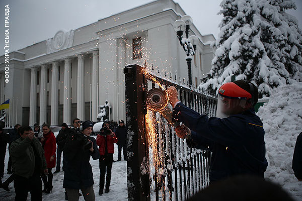 На забор вокруг Рады покушаются не в первый раз. Фото: pravda.com.ua