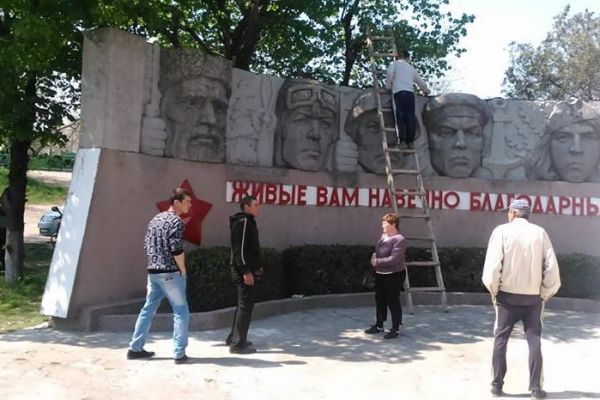 В течение нескольких дней у мемориала будет установлено новое ограждение.