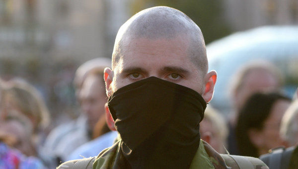 Ранее украинские власти заявили, что в стране не должно быть незаконных вооруженных формирований.
