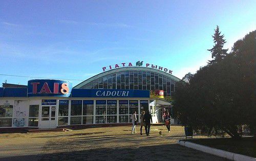 Необходимо решить эстетическую проблему рынка и площади в целом.