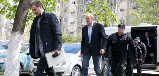 Ministrul Sănătății, Mircea Buga, i-a suspendat din funcție pe cinci dintre managerii instituțiilor medicale vizați în dosarul „Afaceri cu sănătatea”, la cererea procurorului care investighează acest caz.