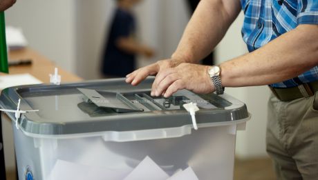 Rata de participare la cele 1977 secţii de votare este de 34.55%.  Foto: publika.md