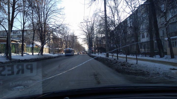 O stradă din sectorul Buiucani al Capitalei, patinoar pentru şoferi. Foto: publika.md