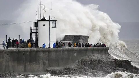 Ураган со скоростью 255 миль в час обрушился на Исландию.