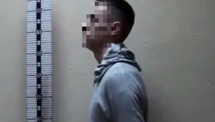 Individul, originar din Făleşti, ar fi profitat de vulnerabilitatea victimei, convingând-o să se prostitueze, sub protecția sa.