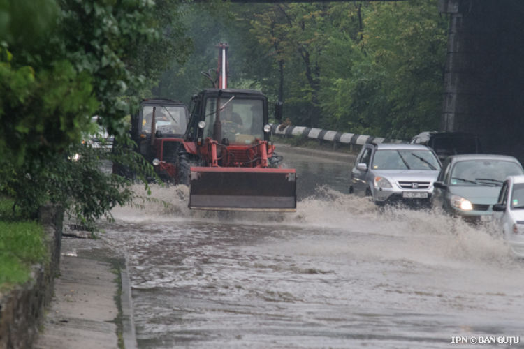 Водосборники Кишинева не справляются с большим объемом воды. Фото: IPN