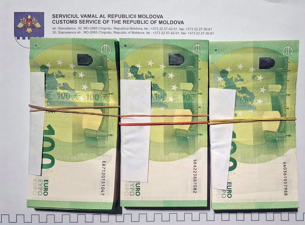 30.000 de euro, confiscați de la o pasageră pe Aeroportul Chișinău.
