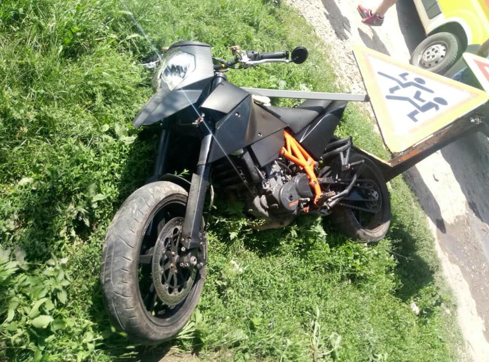 В селе Копэчень 19-летний мотоциклист врезался в дорожный знак.