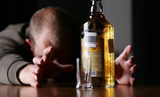 Во Франции судили бармена, налившего клиенту 56 стопок.