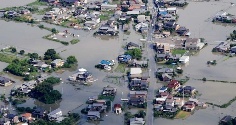 Более 15 тысяч зданий повреждено в Японии из-за сильных ливней.
