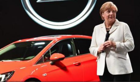 Merkel îndeamnă marile companii auto să angajeze imigranţi. Foto: agerpres.ro