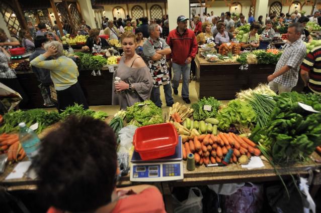 Potrivit comercianților, în următoarele săptămâni fructele și legumele se vor ieftini considerabil.