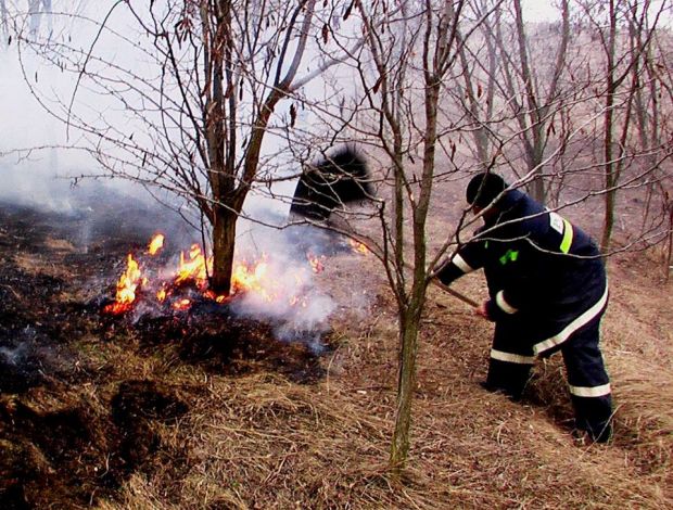 În condiţiile de umiditate redusă şi vânt considerabil, arderile necontrolate se pot extinde spre sectorul locativ şi cel forestier.