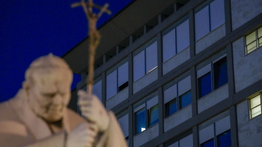 Ожидается, что папа римский проведёт в больнице несколько дней.