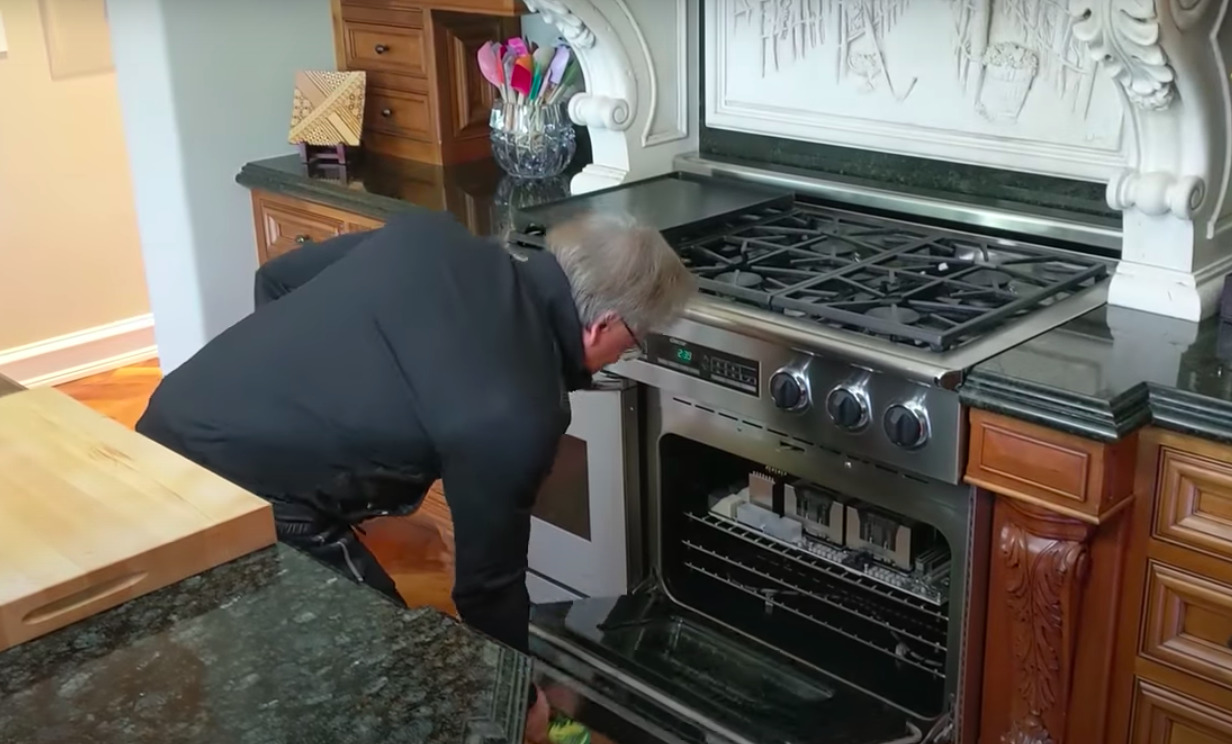 Глава NVIDIA "испёк" видеокарту в новом ролике.