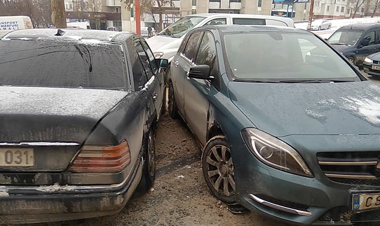 В Центре Кишинева столкнулись два автомобиля Mercedes.
