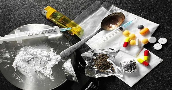 Жильцы дома в столице жалуются, что соседи устроили притон для наркоманов.
