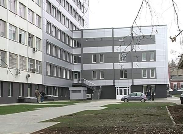 Campania electorala deschide tot mai multe spitale. Astazi, cu trei zile inainte de alegeri, pentru ochii lumii si pentru presa, au fost inaugurate doua blocuri noi in cadrul Spitalului de Urgenta.