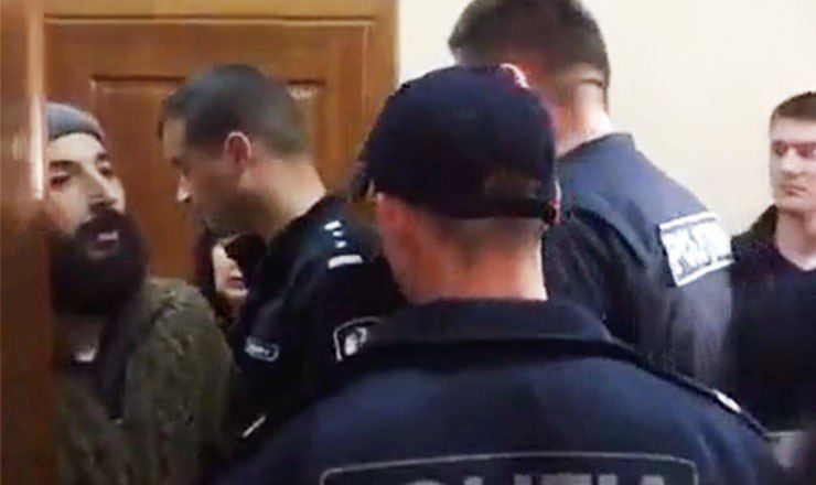 Петик заявляет о своей невиновности.